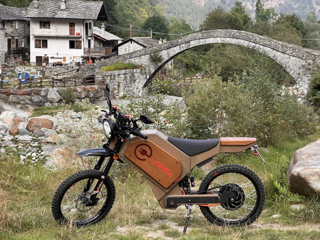 Un italiano ha omologato la prima moto fatta di legno